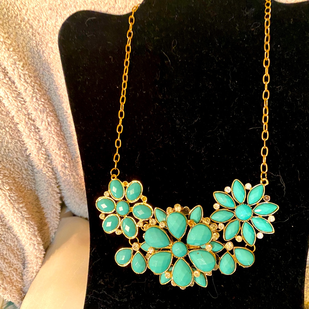 Vintage Faux Turquoise And Rhinestone Flowers On Gold Tone Chain 20$